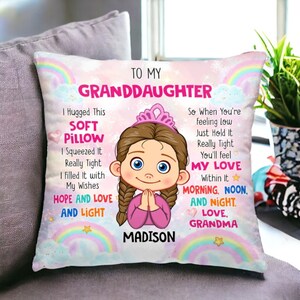 Almohada para mi nieta, almohada "Abraza esta almohada", almohada personalizada, almohada con el nombre de la familia, regalo de larga distancia, almohada de abuelas con nietos