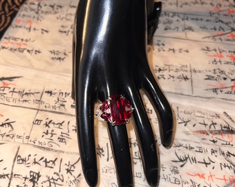 De Blood Moon Ring, opgeladen en gezegend door 20 Elite-vampiergeesten