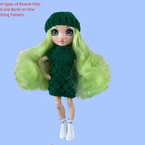Op de afbeelding: Een pop met lang groen haar die een groene gebreide jurk en muts draagt. De pop draagt witte sneakers.