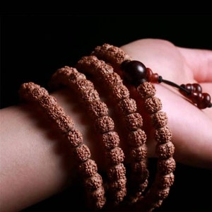 Collana Mala Rudraksha 108: perline di preghiera in turchese africano, corallo e ottone - Italia