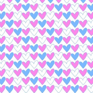 Può includere: Un motivo ripetitivo su sfondo bianco caratterizzato da file di cuori in tre stili distinti: rosa pieno, azzurro pieno e contorni bianchi. I cuori sono disposti in una griglia sfalsata, creando un design grafico coerente e uniforme.