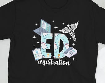 Puede incluir: Camiseta negra con un diseño gráfico que presenta las letras "ED" en azul claro, rodeadas de ilustraciones de temática médica como un portátil, una carpeta y una calculadora. La palabra "registration" está escrita debajo.