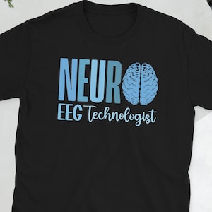 以下が含まれることがあります： 黒いTシャツ。青色のグラデーション文字で「NEURO」と、水色の脳のグラフィックが描かれています。「NEURO」の下には、白い文字で「EEG Technologist」と書かれています。