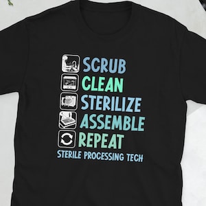 Op de afbeelding: Een zwart t-shirt met korte mouwen voorzien van een afbeelding met vijf iconen en de tekst: SCRUB, CLEAN, STERILIZE, ASSEMBLE, REPEAT en STERILE PROCESSING TECH. Het ontwerp gebruikt lichtblauwe en mintgroene letters op de zwarte stof.