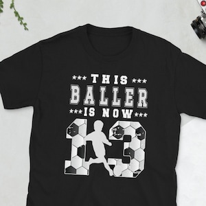 13. Geburtstagsgeschenk Fußballspieler 13 Jahre alter Junge Unisex T-Shirt