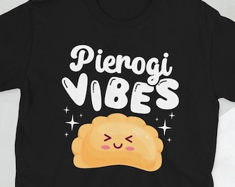 以下が含まれることがあります： 白い文字で「Pierogi Vibes」と書かれた黒いTシャツと、笑顔のアニメーションのピエロギ。