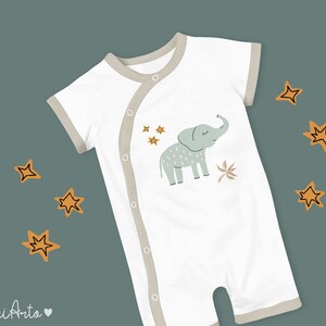 K&ouml;nnte beinhalten: Ein wei&szlig;er Baby-Strampler mit kurzen &Auml;rmeln und einem beigefarbenen Besatz. Der Strampler zeigt eine niedliche Illustration eines hellblauen Elefanten mit geschlossenen Augen und einer kleinen Pflanze. Es gibt auch kleine gelbe Sterne, die um den Elefanten verstreut sind.