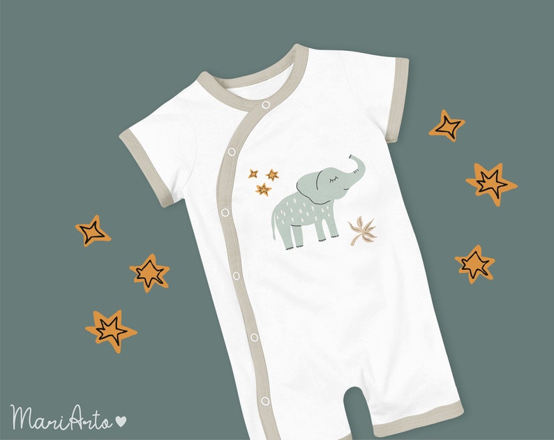 K&ouml;nnte beinhalten: Ein wei&szlig;er Baby-Strampler mit kurzen &Auml;rmeln und einem beigefarbenen Besatz. Der Strampler zeigt eine niedliche Illustration eines hellblauen Elefanten mit geschlossenen Augen und einer kleinen Pflanze. Es gibt auch kleine gelbe Sterne, die um den Elefanten verstreut sind.