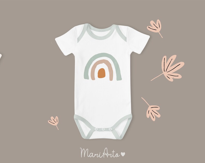 K&ouml;nnte beinhalten: Wei&szlig;er Baby-Strampler mit einem Regenbogen-Design in Gr&uuml;n-, Orange- und Braunt&ouml;nen. Der Strampler hat einen Druckknopfverschluss am Boden und ist mit kleinen wei&szlig;en Punkten verziert.