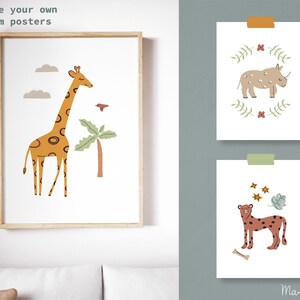 K&ouml;nnte beinhalten: Drei druckbare Poster mit Illustrationen von Tieren. Das erste Poster zeigt eine Giraffe mit braunen Flecken, die vor einer Palme steht. Das zweite Poster zeigt ein Nashorn mit braunen Flecken, das in einem gr&uuml;nen Kranz steht. Das dritte Poster zeigt einen Geparden mit braunen Flecken, der vor einem gr&uuml;nen Blatt und einem Knochen steht.