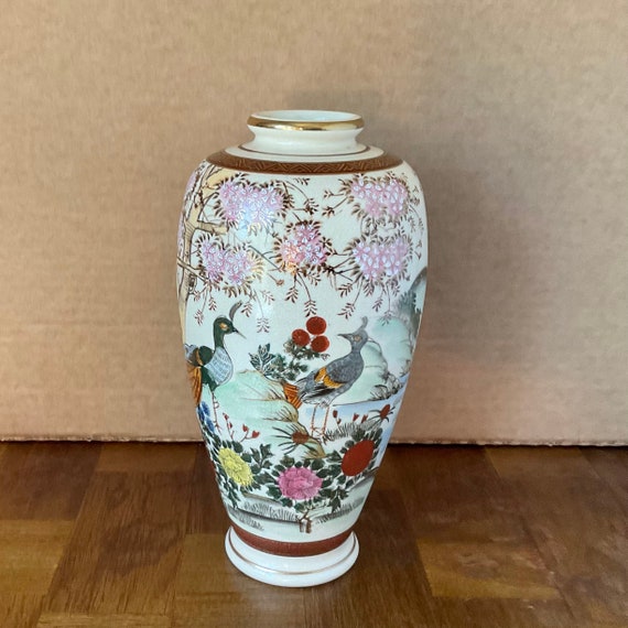 明治時代の金彩手描き孔雀と桜の彩色が施された、ヴィンテージ薩摩焼の