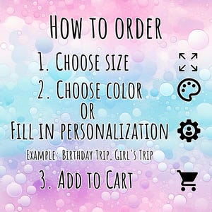 Peut inclure: Un graphique d'instructions sur un fond de bulles rose et bleu pastel. Le texte indique : HOW TO ORDER, 1. CHOOSE SIZE, 2. CHOOSE COLOR OR FILL IN PERSONALIZATION, EXAMPLE: Birthday Trip, Girl's Trip, 3. ADD TO CART, avec des ic&ocirc;nes.