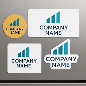 Peut inclure: Quatre aimants arborant un logo en forme de graphique &agrave; barres bleu sarcelle et le texte COMPANY NAME. Un aimant est circulaire et jaune moutarde, un est un grand rectangle blanc, un est un petit carr&eacute; blanc et un est d&eacute;coup&eacute; sur mesure.