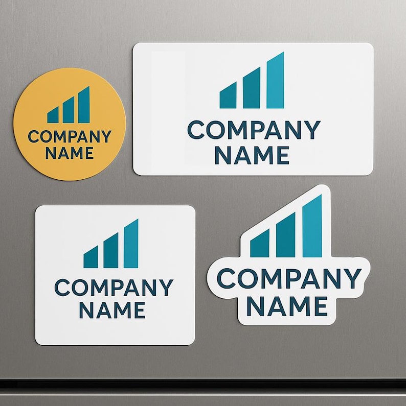 Peut inclure: Quatre aimants arborant un logo en forme de graphique &agrave; barres bleu sarcelle et le texte COMPANY NAME. Un aimant est circulaire et jaune moutarde, un est un grand rectangle blanc, un est un petit carr&eacute; blanc et un est d&eacute;coup&eacute; sur mesure.