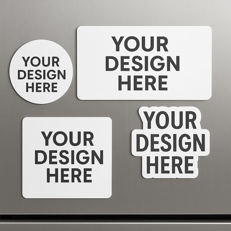 Peut inclure: Un ensemble de quatre aimants blancs de formes vari&eacute;es, incluant un cercle, un rectangle, un carr&eacute; et une forme d&eacute;coup&eacute;e personnalis&eacute;e. Chaque aimant pr&eacute;sente le texte noir YOUR DESIGN HERE imprim&eacute; en police sans-serif grasse sur la face.