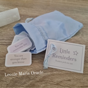 Pequeños recordatorios de tarjetas de afirmación positivas.