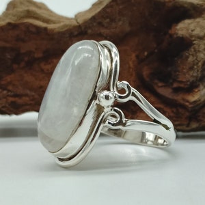 Anello in pietra di luna arcobaleno / Anello in argento sterling 925 massiccio / Pietra portafortuna di giugno / Anello arcobaleno ovale / Anello con pietra preziosa cabochon / Regali per lei