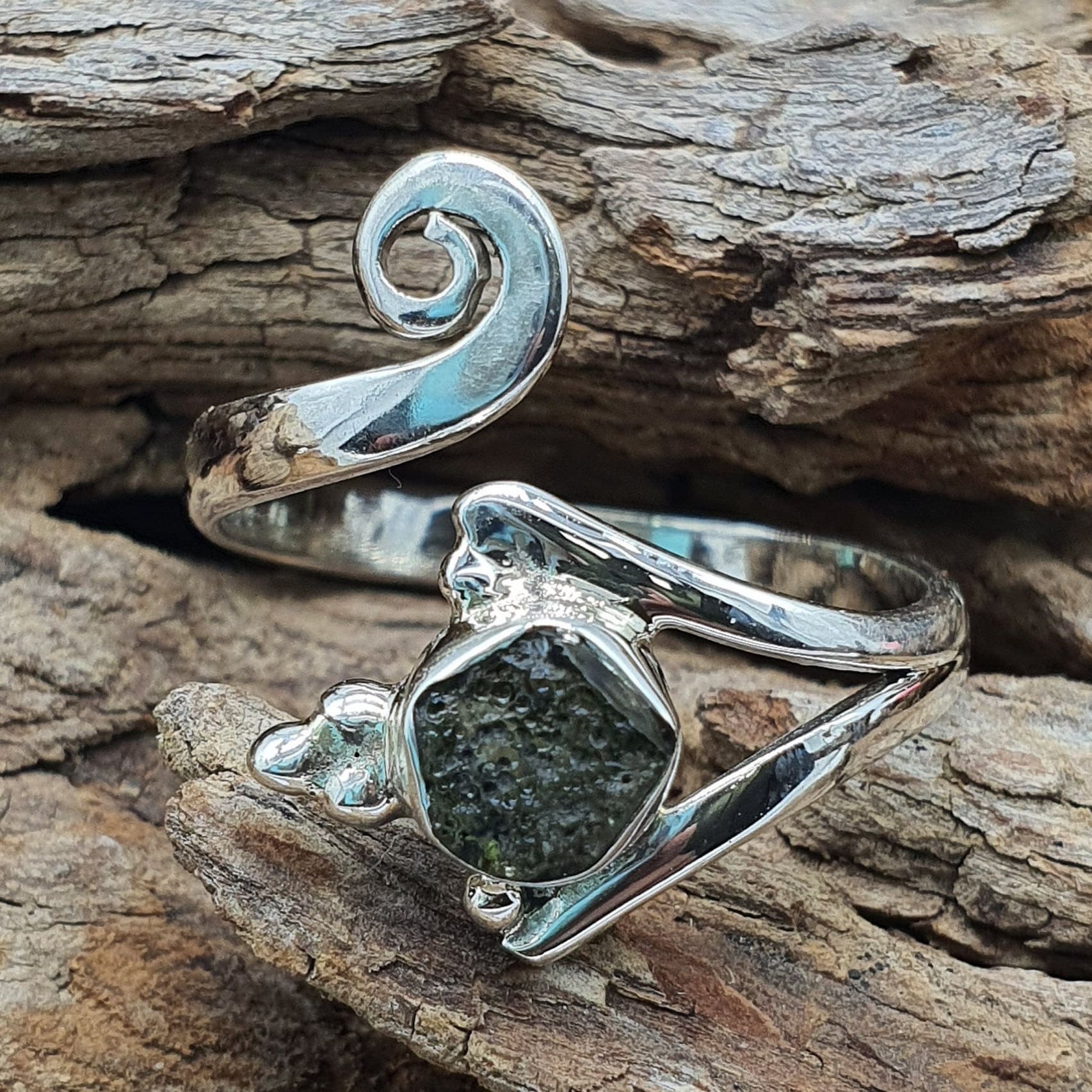 モルダバイトリング 鑑定書付き 希少石】4.5mm「モルダバイト」リング 指輪・リング KUON 通販