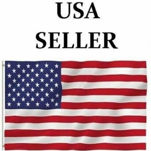 Puede incluir: Un juego de tres tazas de cer&aacute;mica con un esmalte moteado de color crema. Cada taza presenta un dise&ntilde;o pintado a mano diferente: una hoja azul y verde, una flor amarilla y una baya roja. Las tazas tienen un dise&ntilde;o simple y moderno.