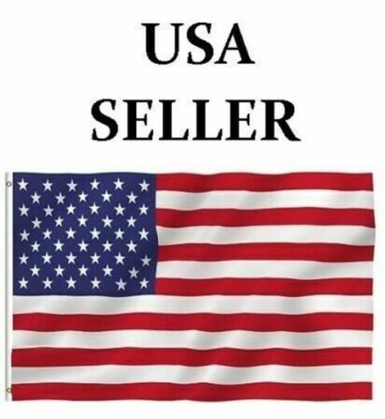 Puede incluir: Un juego de tres tazas de cer&aacute;mica con un esmalte moteado de color crema. Cada taza presenta un dise&ntilde;o pintado a mano diferente: una hoja azul y verde, una flor amarilla y una baya roja. Las tazas tienen un dise&ntilde;o simple y moderno.