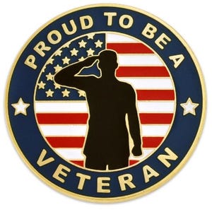 Puede incluir: Pin redondo con borde dorado y azul, con la inscripci&oacute;n dorada "PROUD TO BE A VETERAN". El centro presenta una silueta saludando frente a una bandera estadounidense.