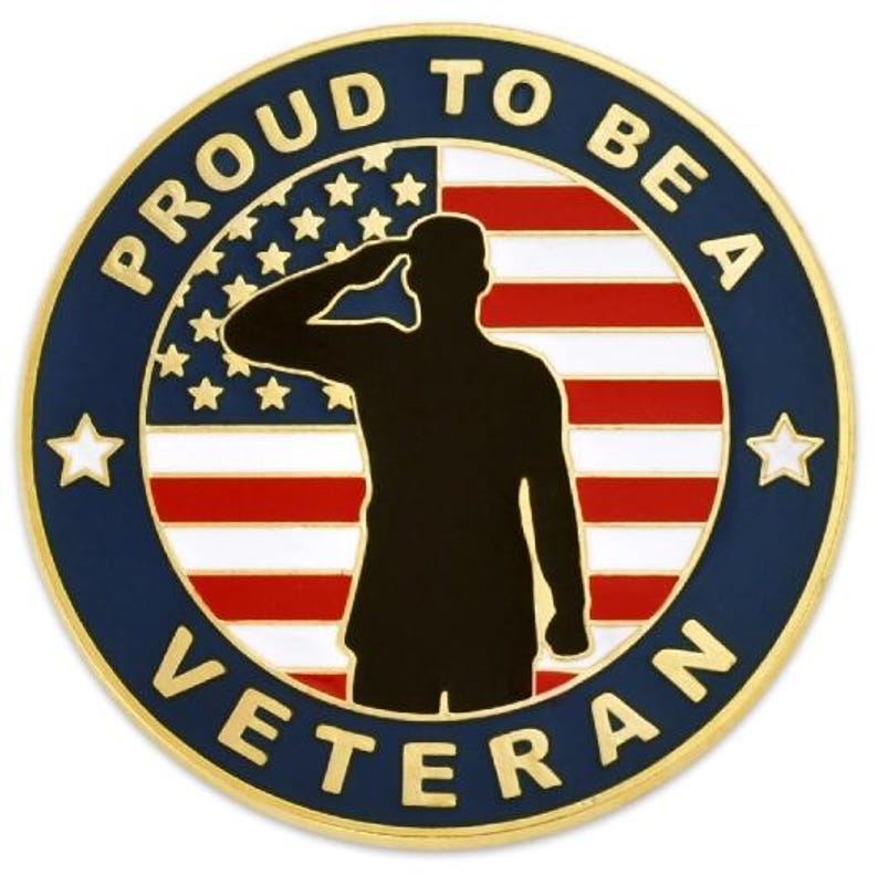 Puede incluir: Pin redondo con borde dorado y azul, con la inscripci&oacute;n dorada "PROUD TO BE A VETERAN". El centro presenta una silueta saludando frente a una bandera estadounidense.