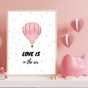 Valentinstag Karte und Poster, pastell rosa druckbare Wanddeko, Liebe liegt in der Luft, Luftballon Postkarte, Herz, Liebeskarte, Liebesplakat