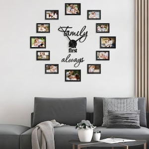 Könnte beinhalten: Eine schwarze Wanduhr mit einem Familienfotorahmen-Design. Die Uhr zeigt die Worte "Family first always" und enthält 12 schwarze Fotorahmen, die kreisförmig angeordnet sind. Die Zeiger der Uhr sind schwarz.