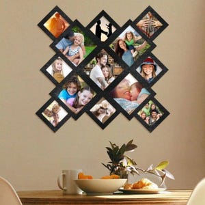 Könnte beinhalten: Eine schwarze, rautenförmige Fotocollage mit 12 Öffnungen, die jeweils ein anderes Foto enthalten. Die Collage ist an einer beigefarbenen Wand befestigt. Auf einem Tisch im Vordergrund stehen eine weiße Tasse, eine Schüssel mit Orangen und ein Teller mit einem Croissant.