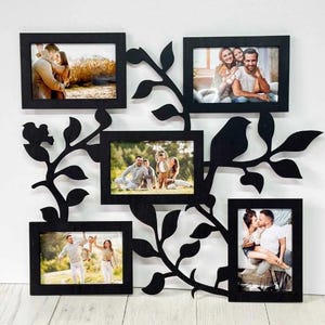 Peut inclure: Cadre photo multiple en bois noir avec un motif d'oiseau et de feuilles. Le cadre contient cinq photos rectangulaires. Les photos présentent des couples et des familles. Le cadre est monté sur un mur blanc.