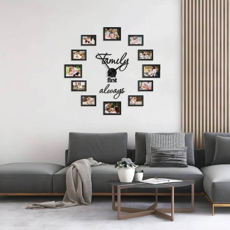 Op de afbeelding: Een zwart-witte fotocollage-klok met de woorden "Family first always" in een decoratief lettertype. De klok is omringd door 12 zwarte fotolijsten, elk met een andere familiefoto.