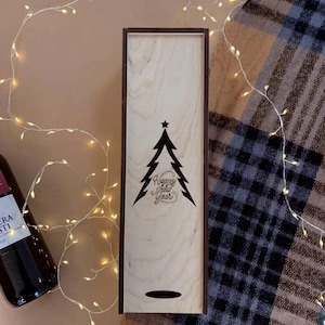 Caixa de vinho de madeira personalizada com tampa deslizante – Suporte para vinho ecológico com gravação personalizada, design rústico de árvore de Natal, embalagem para presente com garrafa