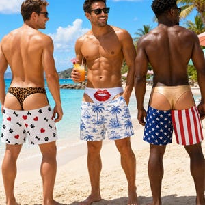 Puede incluir: Tres pares de bañadores con tangas a juego. El primero es blanco con huellas negras y corazones rojos. El segundo es blanco con palmeras azules y labios rojos. El tercero presenta un patrón de estrellas azules y rayas rojas verticales.