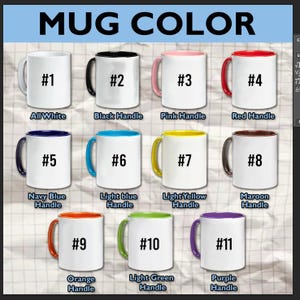 Peut inclure: Onze tasses en c&eacute;ramique blanches avec des poign&eacute;es et des bords de diff&eacute;rentes couleurs. Le texte "MUG COLOR" est en haut. Chaque tasse est num&eacute;rot&eacute;e et &eacute;tiquet&eacute;e avec la couleur de sa poign&eacute;e, notamment noir, rose, rouge, bleu marine, bleu clair, jaune, marron, orange, vert et violet.