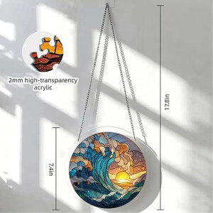 Op de afbeelding: Ronde wanddecoratie in glas-in-loodstijl met een golf- en zonsondergangsc&egrave;ne. Het kunstwerk heeft een diameter van 18,8 cm en is 45,2 cm lang, opgehangen aan een ketting. De tekst "2mm high-transparency acrylic" is zichtbaar.
