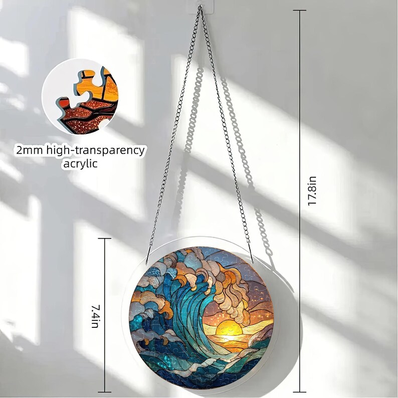 Op de afbeelding: Ronde wanddecoratie in glas-in-loodstijl met een golf- en zonsondergangsc&egrave;ne. Het kunstwerk heeft een diameter van 18,8 cm en is 45,2 cm lang, opgehangen aan een ketting. De tekst "2mm high-transparency acrylic" is zichtbaar.
