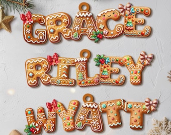 Puede incluir: Adornos navideños de pan de jengibre con los nombres "GRACE", "RILEY" y "WYATT". Cada letra está decorada con glaseado blanco, chispas y lazos. Decoración festiva navideña con ramas de árbol de Navidad y adornos.