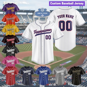 Könnte beinhalten: Eine Auswahl an individuellen Baseball-Trikots in verschiedenen Farben, darunter Lila, Orange, Gelb, Schwarz, Rosa und Rot. Jedes Trikot zeigt einen Teamnamen und die Nummer "00". Der Text "Custom Baseball Jersey" ist sichtbar.