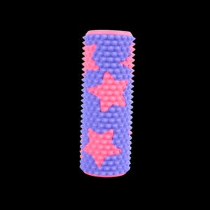 Peut inclure: Un rouleau de massage cylindrique avec une surface texturée. Le rouleau est principalement lavande avec des accents roses en forme d'étoile et une bordure rose. Le motif présente un motif répétitif de petites bosses.