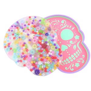 Può includere: Uno stampo in resina trasparente a forma di teschio riempito con perline colorate e uno stampo in silicone a forma di teschio rosa e verde.