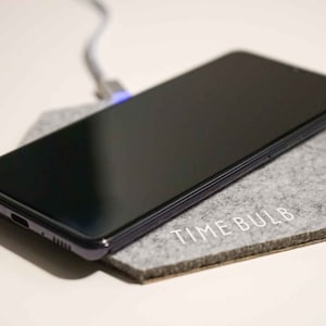 White Edition Wireless Charger Pad | Qi Charging Mat by TIMEBULB | Smartphone Induction | iPhone Earpods accu | gray felt hexagon | Present