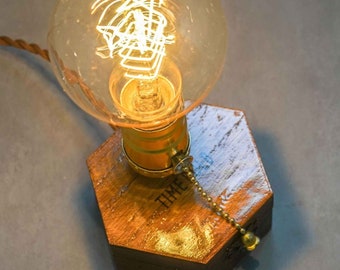 Vintage Industrial Tischleuchte TIMEBULB PLUG | Bettlampe Nachttischlampe Minimalistische Edison Tischlampe Gold, Holz-Hexagon Deko Geschenk