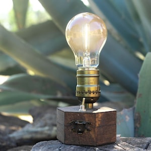Lámpara de mesa inalámbrica con luz LED de batería para exteriores TimeBulb CAMO/Lámpara de mesa portátil táctica retro para viajes, camping, furgonetas, etc./Regalo para el hogar o el loft.