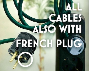 Op de afbeelding: Groen elektrisch snoer met een Franse stekker. De tekst op de afbeelding luidt "ALL CABLES ALSO WITH FRENCH PLUG".