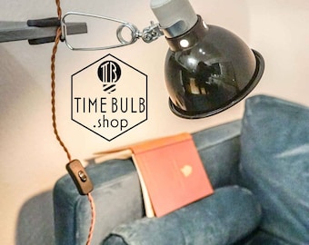 Lampe à pince LED personnalisée TIMEBULB | Spot de lecture industriel vintage | Mini-étagère pour console avec abat-jour réflecteur en emaille | Cadeau steampunk pour elle