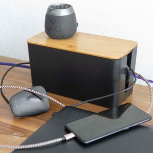 Bambus Kabel Box Massiv Holz Deckel | Büro PC Schreibtisch Aufbewahrung Schwarz | Textilkabel Mehrfachsteckdose HiFi TV Bakelit Geschenk. Ordnung und Sicherheit für Dein Zuhause, Haustiere und Kinder.