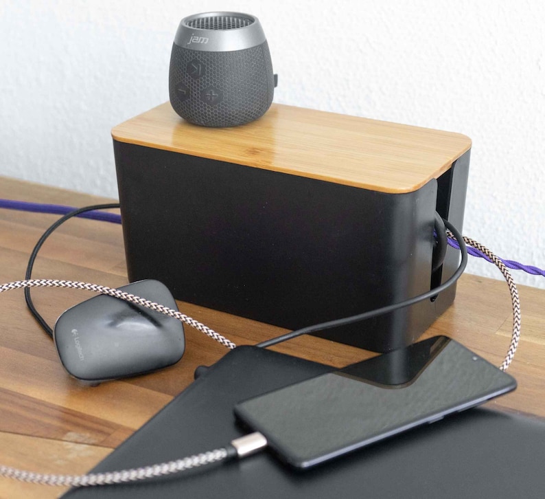 Bambus Kabel Box Massiv Holz Deckel | Büro PC Schreibtisch Aufbewahrung Schwarz | Textilkabel Mehrfachsteckdose HiFi TV Bakelit Geschenk. Ordnung und Sicherheit für Dein Zuhause, Haustiere und Kinder.
