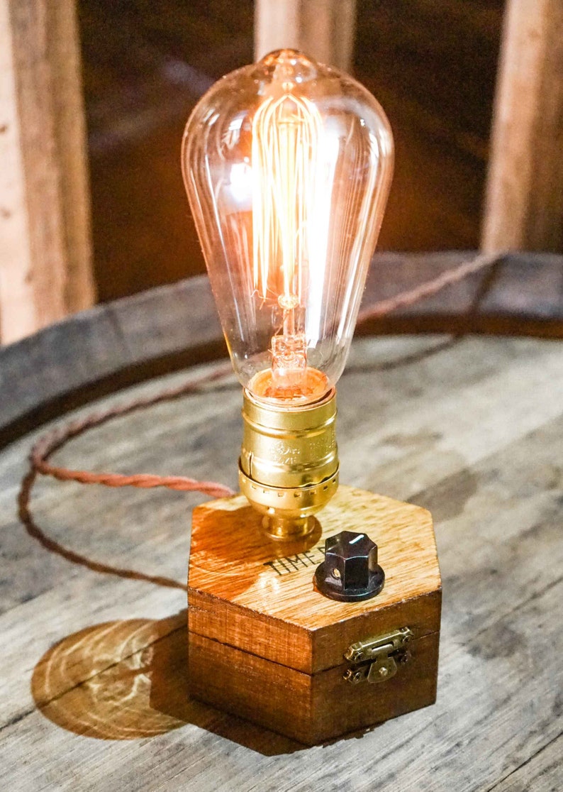 Dimmbare Tischlampe TIMEBULB Dim | Bakelit Knopf Dimmschalter Tischleuchte | Goldene Fassung Edison Birne | Minimalistisches Rustikales Industriedesign Holz Hexagon | Deko Geschenk. Available on Artigiano In Fiera 2024, Milano.