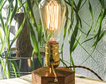 Sechseckige Tischlampe TIMEBULB PLUG | Boho Vintage Industrie Loft Tischleuchte Bettlampe Nachttischlampe | Gold Holz-Hexagon Regal Geschenk