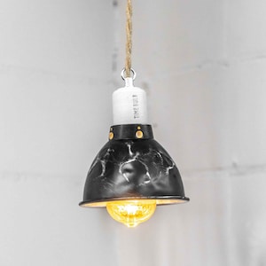 Luz colgante LED TimeBulb HOOK / Patina Abollada Aspecto usado Vintage Industrial Spotlight / Lámpara de techo Cable de cáñamo / Regalo de escritorio de cocina junto a la cama